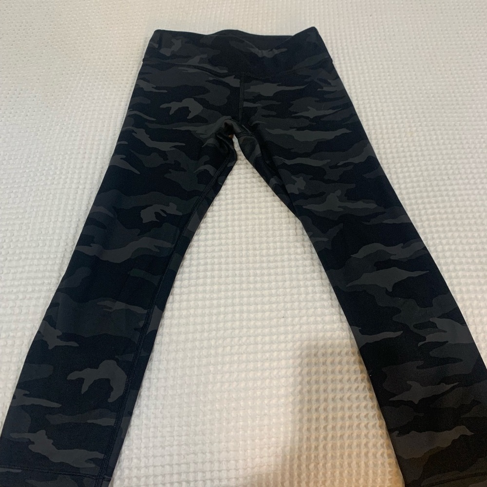 Athleta Girl Black Camo cropped leggings. SZ. XL (14)